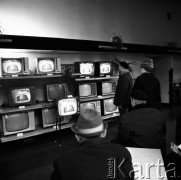 11.11.1968, Warszawa, Polska.
Klienci sklepu z telewizorami przyglądają się transmisji z V Zjazdu Polskiej Zjednoczonej Partii Robotniczej, na którym przemawia I sekretarz partii Władysław Gomułka.
Fot. Jarosław Tarań, zbiory Ośrodka KARTA [68-132]
 
