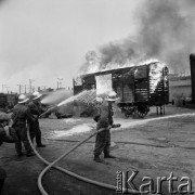 Październik 1968, Warszawa, Polska.
Ćwiczenia Obrony Cywilnej na Dworcu Wschodnim. Strażacy gaszą płonący wagon kolejowy.
Fot. Jarosław Tarań, zbiory Ośrodka KARTA [68-165]
 
