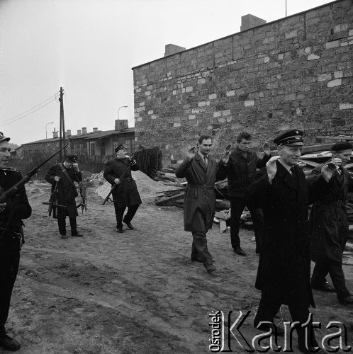 Październik 1968, Warszawa, Polska.
Ćwiczenia Obrony Cywilnej na Dworcu Wschodnim. Konwojowanie schwytanych i rozbrojonych 