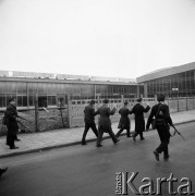 Październik 1968, Warszawa, Polska.
Ćwiczenia Obrony Cywilnej na Dworcu Wschodnim. Schwytani 