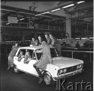 Wrzesień 1968, Warszawa, Polska.
Pierwszy Polski FIAT 125p opuszcza taśmę montażową w Fabryce Samochodów Osobowych na Żeraniu.
Fot. Jarosław Tarań, zbiory Ośrodka KARTA [68-65]
 
