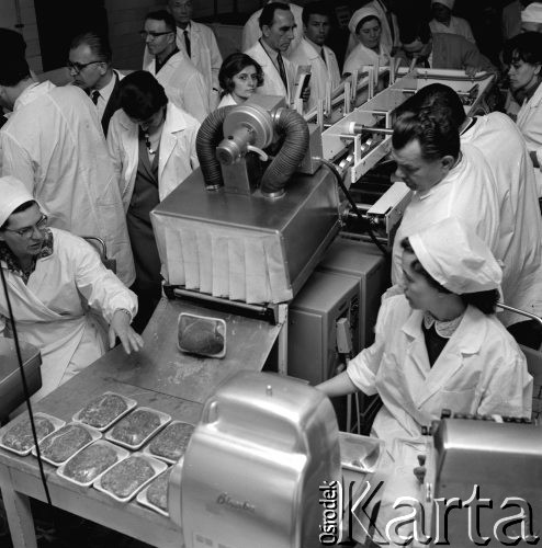 10.05.1968, Warszawa, Polska.
Taśma produkcyjna w Zakładach Mięsnych 