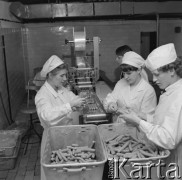 10.05.1968, Warszawa, Polska.
Produkcja parówek w Zakładach Mięsnych 