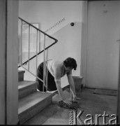 06.06.1968, Warszawa, Polska.
Dozorczyni myje schody. Po raz pierwszy obchodzony 