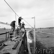 30.10.1968, bez miejsca.
Elektryfikacja linii kolejowej Warszawa, Polska.-Lublin.
Fot. Jarosław Tarań, zbiory Ośrodka KARTA [68-331]
 
