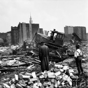 06.06.1968, Warszawa, Polska.
Waliców - wyburzanie kamienic i usuwanie gruzu.
Fot. Jarosław Tarań, zbiory Ośrodka KARTA [68-301]
 
