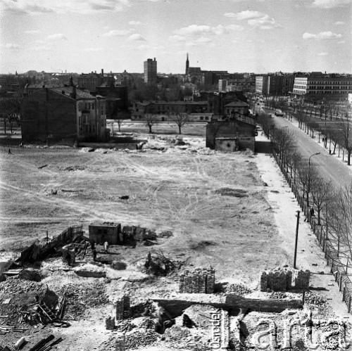 Kwiecień 1968, Warszawa, Polska.
Widok pustej parceli po wyburzonych kamienicach na Woli.
Fot. Jarosław Tarań, zbiory Ośrodka KARTA [68-336]
 
