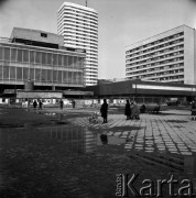 05.03.1968, Warszawa, Polska.
Przechodnie przy znajdujących się w budowie Domach Towarowych 