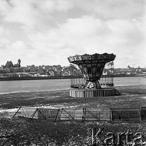 17.02.1968, Warszawa, Polska.
Karuzela stojąca nad Wisłą. W tle, za rzeką Stare Miasto.
Fot. Jarosław Tarań, zbiory Ośrodka KARTA [68-363]
 
