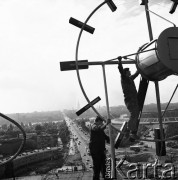 13.09.1968, Warszawa, Polska.
Montaż zegara na dachu budynku przy Rondzie Waszyngtona. W tle Most Poniatowskiego, Wisła i Stadion X-lecia.
Fot. Jarosław Tarań, zbiory Ośrodka KARTA [68-189]
 
