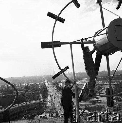 13.09.1968, Warszawa, Polska.
Montaż zegara na dachu budynku przy Rondzie Waszyngtona. W tle Most Poniatowskiego, Wisła i Stadion X-lecia.
Fot. Jarosław Tarań, zbiory Ośrodka KARTA [68-189]
 
