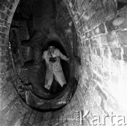 16.09.1968, Warszawa, Polska.
Praca w kanałach.
Fot. Jarosław Tarań, zbiory Ośrodka KARTA [68-195]
 

