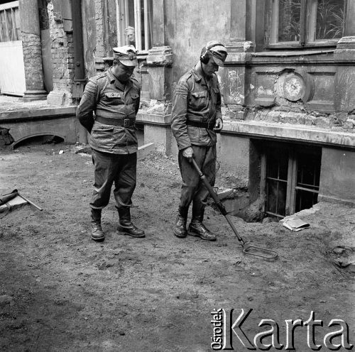 Wrzesień 1968, Warszawa, Polska.
Saperzy wojskowi z warszawskiej grupy rozminowania poszukują tureckich skarbów w Alejach Ujazdowskich 37.
Fot. Jarosław Tarań, zbiory Ośrodka KARTA [68-283]
 
