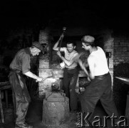 Czerwiec 1968, Warszawa, Polska.
Trzej kowale kują żelazo w kuźni.
Fot. Jarosław Tarań, zbiory Ośrodka KARTA [68-313]
 
