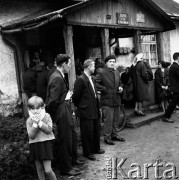 03.10.1968, Podzamcze k/ Maciejowic.
Biała Niedziela w Państwowym Gospodarstwie Rolnym Podzamcze k/ Maciejowic. Mieszkańcy oczekujący na badania przez pracowników służby zdrowia.
Fot. Jarosław Tarań, zbiory Ośrodka KARTA [68-276]
 
