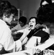 03.10.1968, Podzamcze k/ Maciejowic.
Biała Niedziela w Państwowym Gospodarstwie Rolnym Podzamcze k/ Maciejowic. Pracownicy służby zdrowia przeprowadzają badania mieszkańców. Na zdjęciu kobieta badana przez lekarza dentystę.
Fot. Jarosław Tarań, zbiory Ośrodka KARTA [68-276]
 
