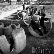 28.03.1968, Warszawa, Polska.
Dzieci bawiące się na budowie na Woli, przy ul. Marchlewskiego.
Fot. Jarosław Tarań, zbiory Ośrodka KARTA [68-357]
 
