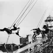 18.04.1968, Warszawa, Polska.
Młodzi ludzie na karuzeli. Wesołe miasteczko z Czechosłowacji. 
Fot. Jarosław Tarań, zbiory Ośrodka KARTA [68-104]
 
