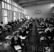 20.05.1968, Warszawa, Polska.
Egzamin maturalny w Liceum im. Mickiewicza.
Fot. Jarosław Tarań, zbiory Ośrodka KARTA [68-186]
 
