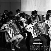 Czerwiec 1968, Warszawa, Polska.
Nauka gry na akordeonach w Domu Kultury na Żoliborzu.
Fot. Jarosław Tarań, zbiory Ośrodka KARTA [68-314]
 
