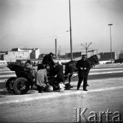 26.03.1968, Warszawa, Polska.
Podróżni wsiadają do dorożki przed Dworcem Warszawa Wschodnia.
Fot. Jarosław Tarań, zbiory Ośrodka KARTA [68-350]
 
