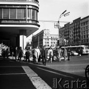 18.04.1968, Warszawa, Polska.
Przechodnie na przejściu dla pieszych na skrzyżowaniu ul. Kruczej i Al. Jerozolimskich.
Fot. Jarosław Tarań, zbiory Ośrodka KARTA [68-106]
 
