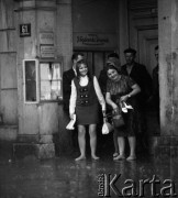 25.08.1968, Warszawa, Polska.
Przechodnie chroniący się przed ulewą w bramie kamienicy w Al. Jerozolimskich 61.
Fot. Jarosław Tarań, zbiory Ośrodka KARTA [68-158]
 
