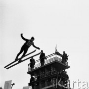 16.03.1968, Warszawa, Polska.
Skoczek w locie na skoczni narciarskiej na Mokotowie.
Fot. Jarosław Tarań, zbiory Ośrodka KARTA [68-349]
 
