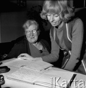 Grudzień 1969, Warszawa, Polska.
Barbara Wachowicz z listami Henryka Sienkiewicza i Marii Keller.
Fot. Jarosław Tarań, zbiory Ośrodka KARTA [69-5]
 
