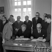 29.04.1969, Warszawa, Polska.
Związek Literatów Polskich, za stołem Wojciech Żukrowski [z lewej] i Jarosław Iwaszkiewicz.
Fot. Jarosław Tarań, zbiory Ośrodka KARTA [69-20]
 
