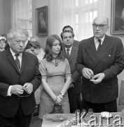 29.04.1969, Warszawa, Polska.
Związek Literatów Polskich, Wojciech Żukrowski [z lewej] i Jarosław Iwaszkiewicz.
Fot. Jarosław Tarań, zbiory Ośrodka KARTA [69-20]
 
