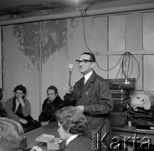 10.03.1969, Warszawa, Polska.
Licytacja w Miejskich Zakładach Komunikacyjnych.
Fot. Jarosław Tarań, zbiory Ośrodka KARTA [69-24]
 
