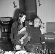 Lipiec 1969, Warszawa, Polska.
Pianista Witold Małcużyński z córką Pirotte.
Fot. Jarosław Tarań, zbiory Ośrodka KARTA [69-23]
 
