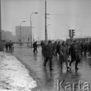 27.03 1969, Warszawa, Polska.
Przechodnie na warszawskiej ulicy, marcowy śnieg.
Fot. Jarosław Tarań, zbiory Ośrodka KARTA [69-34]
 
