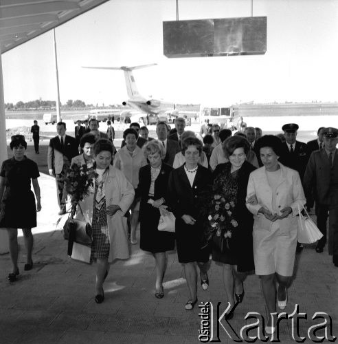 Lipiec 1969, Warszawa, Polska.
Lotnisko Okęcie - Walentyna Tiereszkowa [druga z prawej] z wizytą w Polsce.
Fot. Jarosław Tarań, zbiory Ośrodka KARTA [69-38]
 
