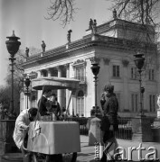 19.04.1969, Warszawa, Polska.
Łazienki, Pałac na Wodzie, młodzi ludzie przy saturatorze.
Fot. Jarosław Tarań, zbiory Ośrodka KARTA [69-74]
 
