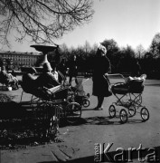 20.10.1969, Warszawa, Polska.
Ogród Saski, matki z dziećmi na spacerze.
Fot. Jarosław Tarań, zbiory Ośrodka KARTA [69-58]
 
