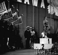 20-28.09.1969, Warszawa, Polska.
Podnoszenie ciężarów - Mistrzostwa Europy i Świata, na podium zdobywca złotego medalu i tytułu mistrzowskiego w wadze lekkej Waldemar Baszanowski.
Fot. Jarosław Tarań, zbiory Ośrodka KARTA [69-35]
 
