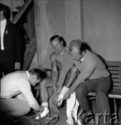 20-28.09.1969, Warszawa, Polska.
Podnoszenie ciężarów - Mistrzostwa Europy i Świata, Waldemar Basznowski w szatni.
Fot. Jarosław Tarań, zbiory Ośrodka KARTA [69-90]
 
