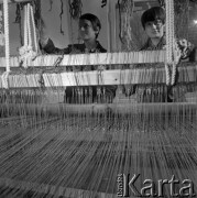 22.02.1969, Żywiec, Polska
Fabryka dywanów, pracownice przy warsztacie tkackim.
Fot. Jarosław Tarań, zbiory Ośrodka KARTA [69-113]
 
