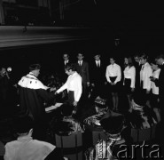 1.10.1969, Warszawa, Polska.
Inauguracja roku akademickiego 1969/1970 studentów Państwowej Wyższej Szkoły Teatralnej i Akademii Muzycznej.
Fot. Jarosław Tarań, zbiory Ośrodka KARTA [69-54]
 
