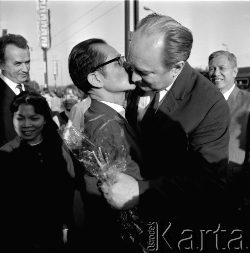 5.08.1969, Warszawa, Polska.
Pożegnanie delegacji z Wietnamu na dworcu kolejowym.
Fot. Jarosław Tarań, zbiory Ośrodka KARTA 
