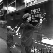 11.09.1969, Warszawa, Polska.
Warsztaty Naprawcze Taboru Kolejowego, malowanie numerów na wagonach.
Fot. Jarosław Tarań, zbiory Ośrodka KARTA [69-55]
 
