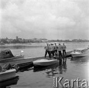 3.06.1969, Warszawa, Polska.
Przystań motorówek nad Wisłą, funkcjonariusze milicji rzecznej, w tle panorama miasta.
Fot. Jarosław Tarań, zbiory Ośrodka KARTA [69-69]
 
