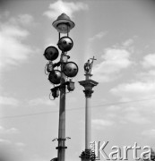 29.07.1969, Warszawa, Polska.
Latarnia na Placu Zamkowym, w tle Kolumna Zygmunta.
Fot. Jarosław Tarań, zbiory Ośrodka KARTA [69-95]
 
