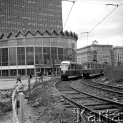 Listopad 1969, Warszawa, Polska.
Przebudowa ronda na skrzyżowaniu Marszałkowskiej i Alej Jerozolimskich, tramwaje przed budynkiem PKO.
Fot. Jarosław Tarań, zbiory Ośrodka KARTA [69-83]
 
