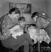 21.02.1969, Żywiec, Polska
Kobieta wyszywająca serwetę.
Fot. Jarosław Tarań, zbiory Ośrodka KARTA [69-113]
 
