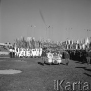 Lipiec 1969, Warszawa, Polska.
Stadion Dziesięciolecia, inauguracja Igrzysk Młodzieży Szkolnej.
Fot. Jarosław Tarań, zbiory Ośrodka KARTA [69-102]
 
