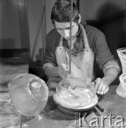 18.04.1969, Cieszyn, Śląsk, Polska
Szlifiernia kryształów, zakład Ludwika Kusia.
Fot. Jarosław Tarań, zbiory Ośrodka KARTA [69- 76]
 
