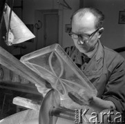 18.04.1969, Cieszyn, Śląsk, Polska
Szlifierz kryształów Ludwik Kuś podczas pracy w swoim zakładzie.
Fot. Jarosław Tarań, zbiory Ośrodka KARTA [69- 76]
 
